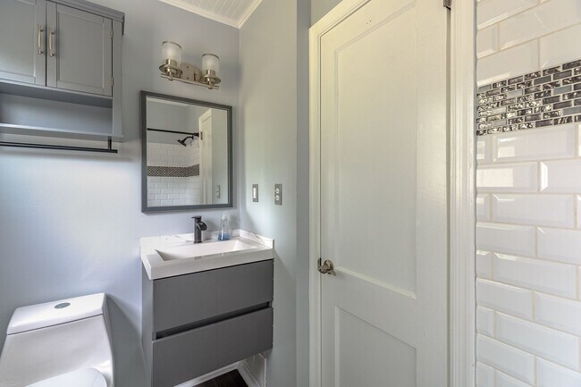 Building Photo - Spacious home located in a great neighborhood!