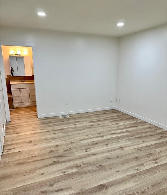 Building Photo - 1000 N 950 E