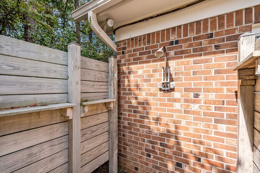 Building Photo - 457 Baytree Rd