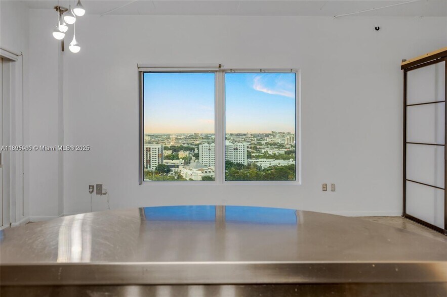 Building Photo - 10 SW South River Dr