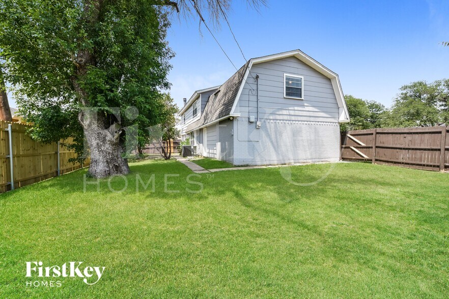 Building Photo - 3603 Canary Dr