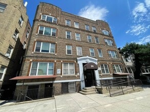 Building Photo - 24 Carlton St