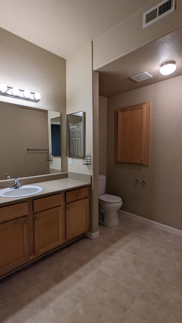 Building Photo - TWO BEDROOM/TWO BATHROOM CONDO WITH AMENITIES IN GATED COMMUNITY!