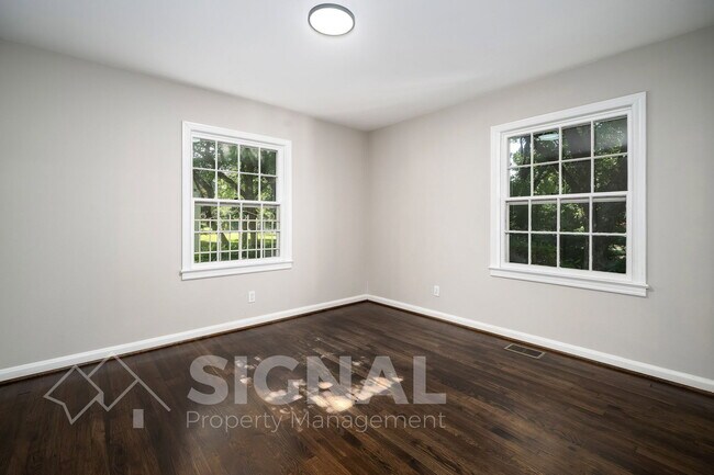 Building Photo - 736 Martinwood Rd