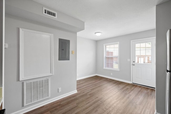 Building Photo - 2 Bedroom Pet Friendly Condo For Rent Near...