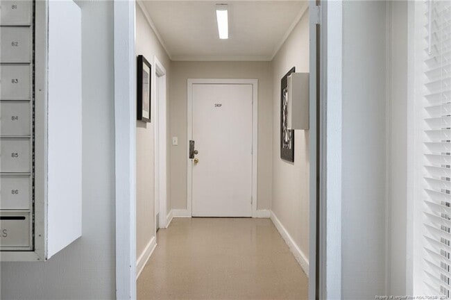 Building Photo - 5850 Century Oaks Dr