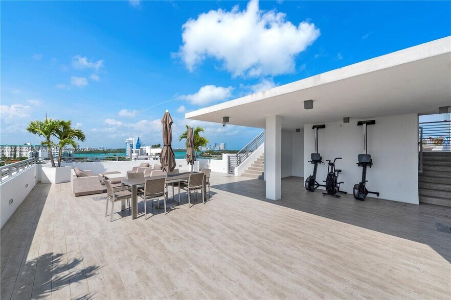 Building Photo - 9901 E Bay Harbor Dr