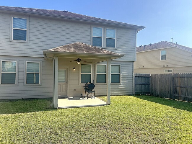 Building Photo - Spacious Four Bedroom Home Conveniently Located in Carpenters Landing