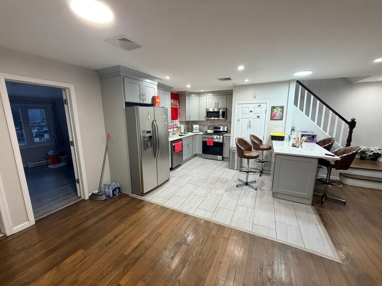 Building Photo - 10 Dunstan Dr