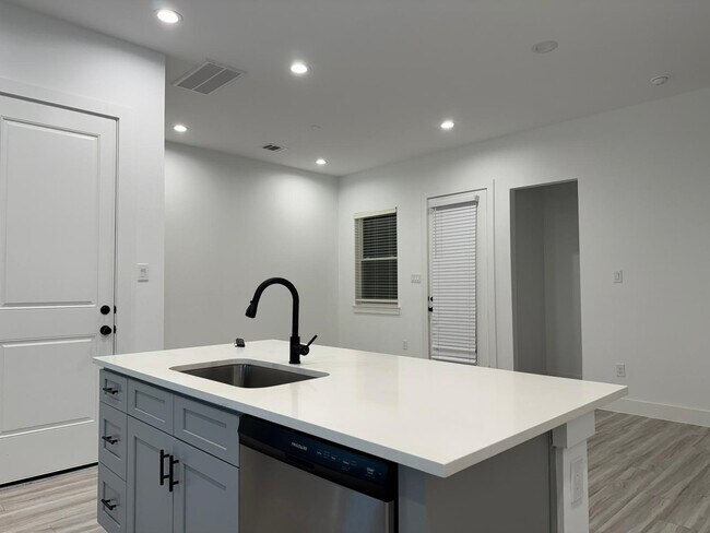 Building Photo - 2539 Judiway St