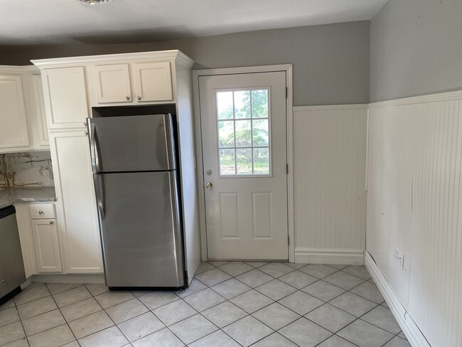 Building Photo - 513 E 2nd St