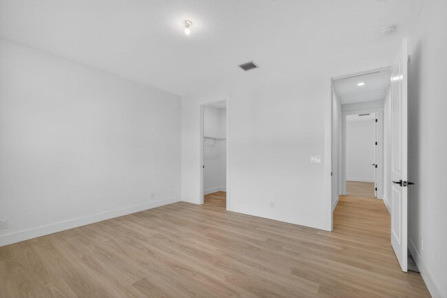 Building Photo - 9288 Crestview Cir