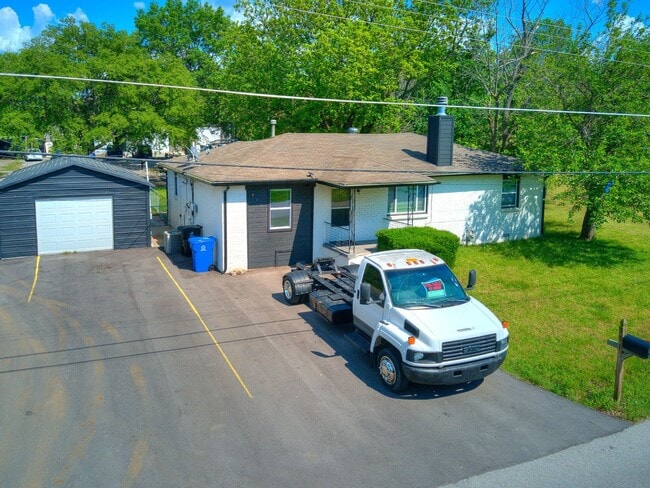 Building Photo - Great home, 4 bedrooms or 3+study, 1.5 bat...