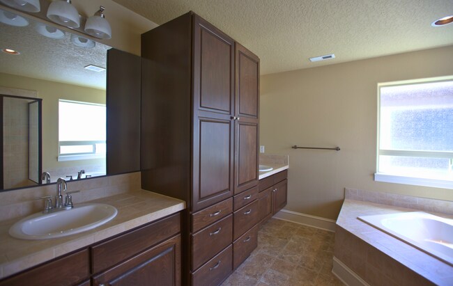 Building Photo - King City 3 Bedroom Plus Den available now !
