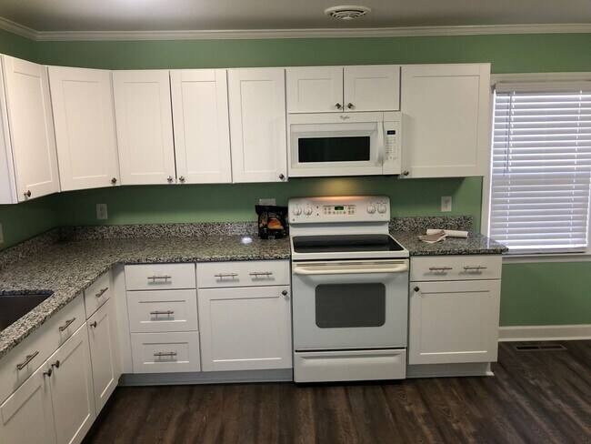 Building Photo - Four bedroom, 2 bath house in Burlington