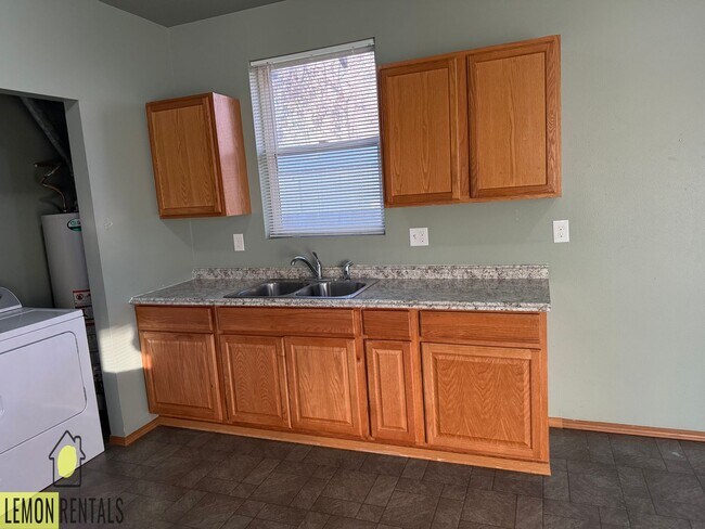 Building Photo - 1215 Ledwich Ave