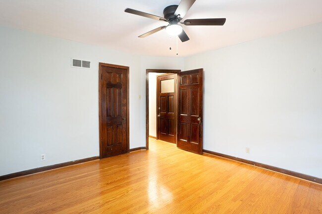 Building Photo - 6314 Sutherland Ave