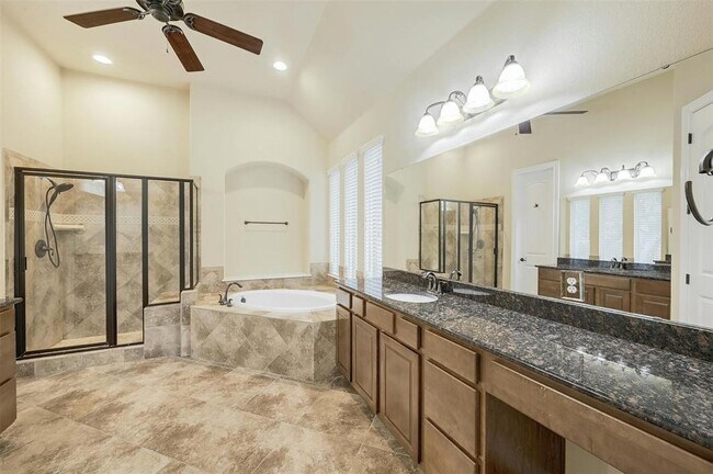 Building Photo - 211 Lake Como Dr