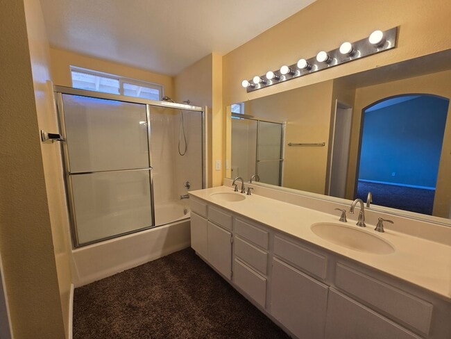 Building Photo - 1602 W Ave H4