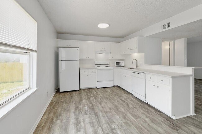 Building Photo - 5211 Thunderbird St