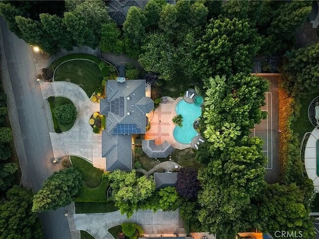 Building Photo - Custom built home with an AMAZING resort l...