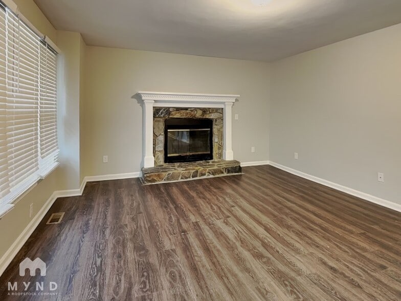 Building Photo - 5037 Huntingcreek Dr