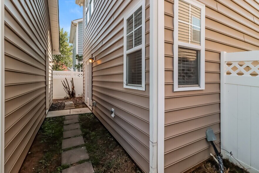 Building Photo - 13764 Aldenbrook Dr