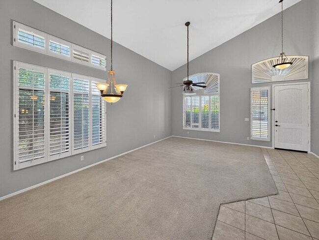 Building Photo - Charming 4 Bedrooms/ 3.5 Bath Home in Desirable Fox Crossing!!