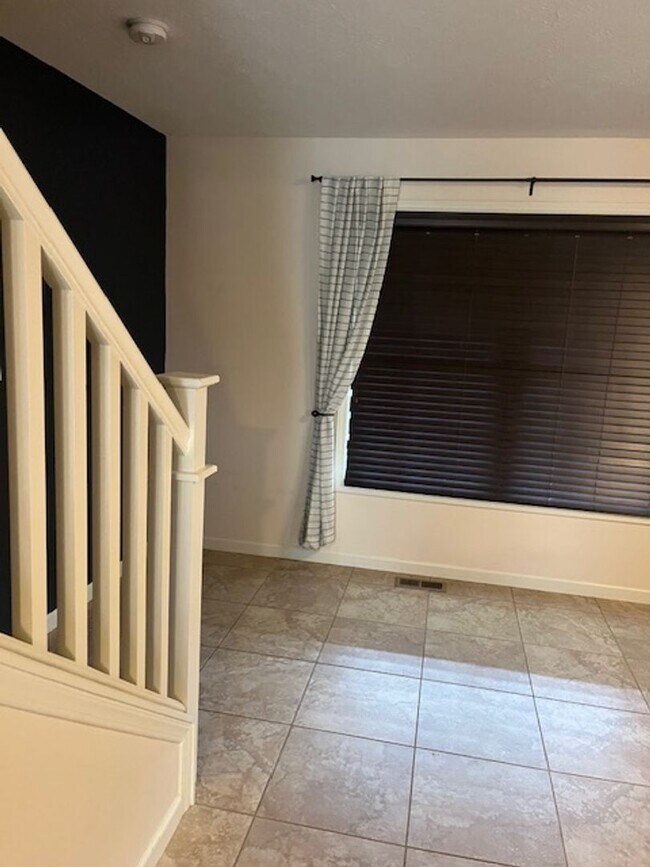 Building Photo - Modern Townhome with Finished Basement & G...