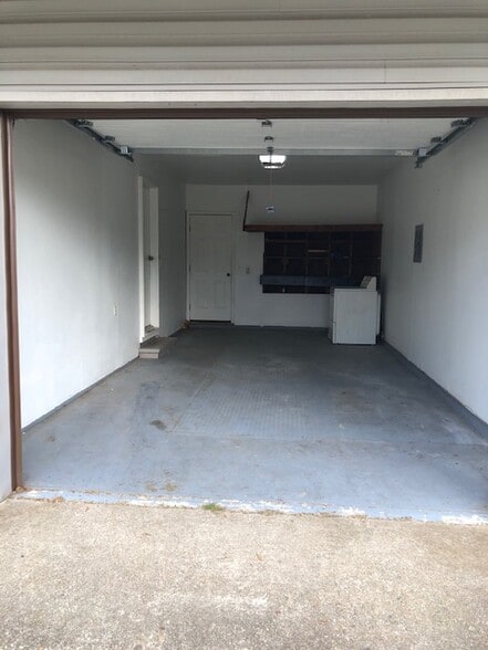 Garage one car - 422 Robinette St