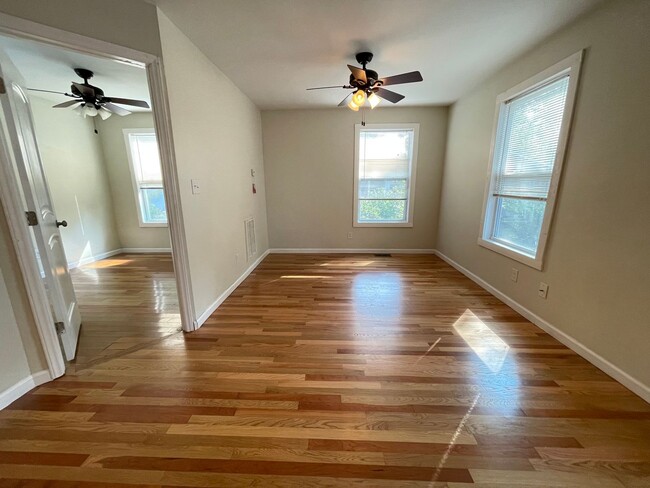 Building Photo - Large, updated 5 BR 2.5 BA in Carrboro, cl...