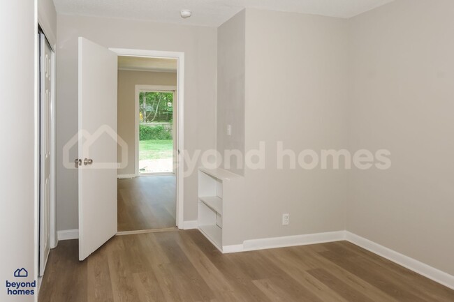 Building Photo - Beautifully Modernized 3 bedroom / 2 full ...