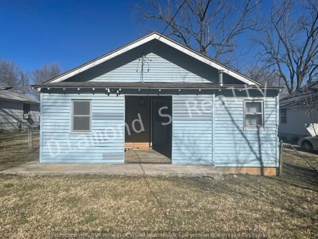 Building Photo - Spacious 2 Bedroom Home - Fenced Yard!