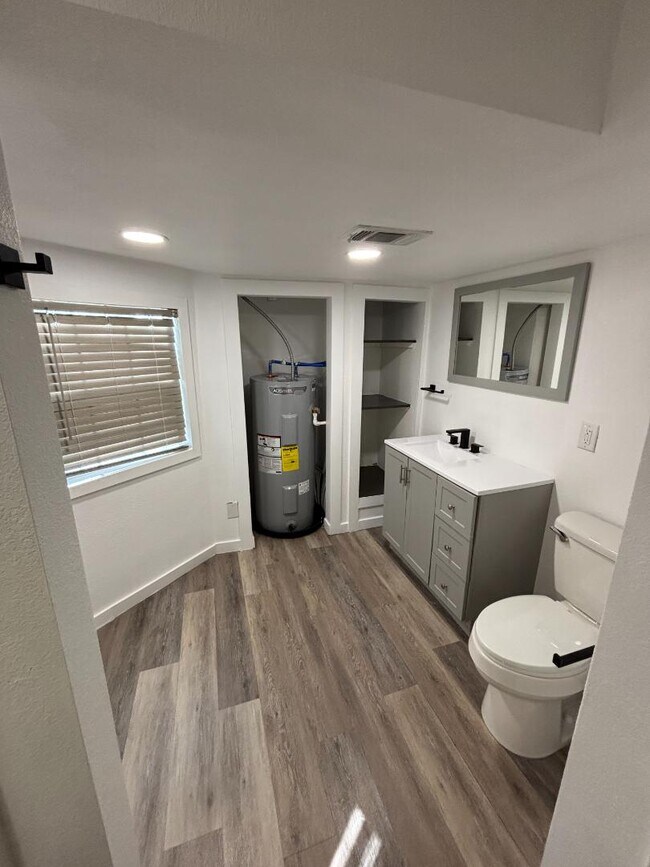 Building Photo - 309 N Allis St