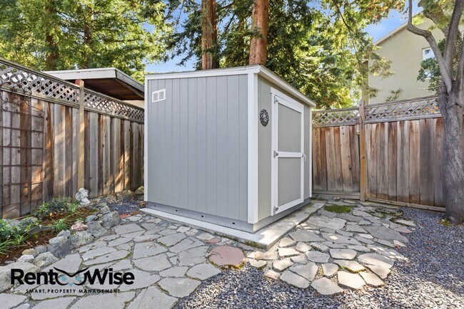 Building Photo - Chestnut Garden Patio Apartments