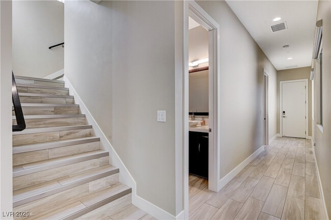 Building Photo - 64 Grey Feather Dr
