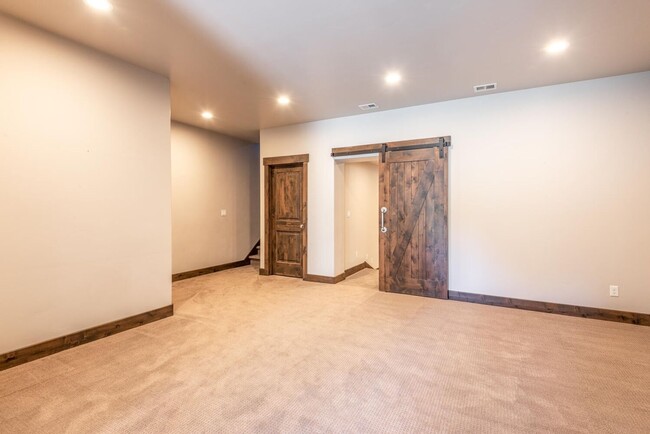 Building Photo - Modern Townhome in Black Rock Ridge