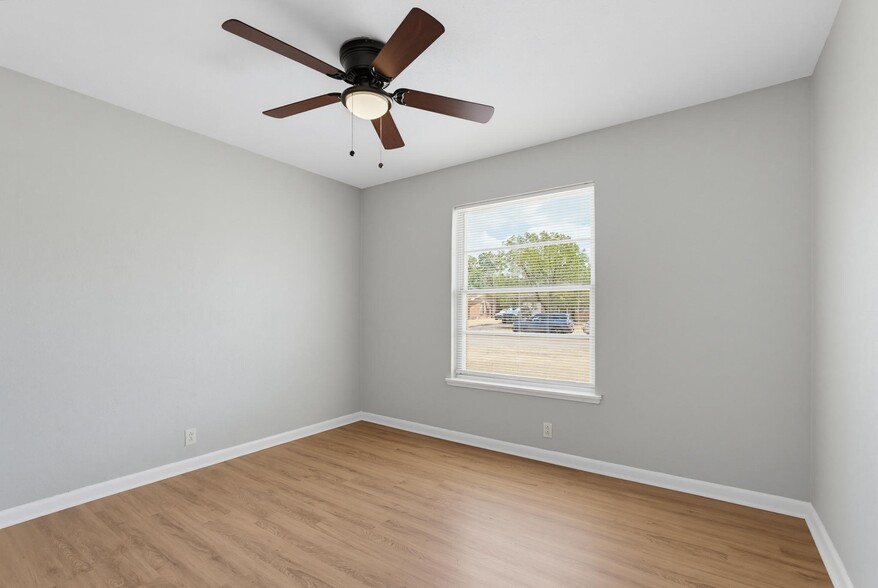Building Photo - 618 S La Salle Dr