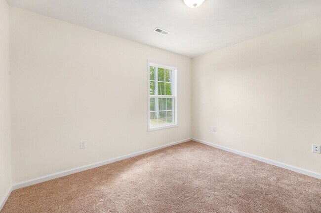 Building Photo - Spacious 4 Bedroom 2.5 Bath Home