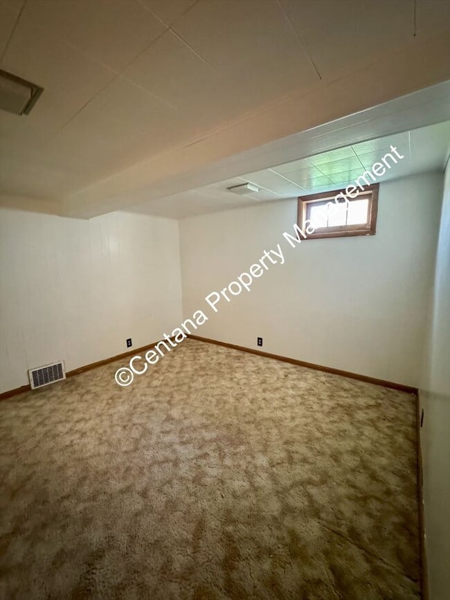 Building Photo - 2 Bedroom House on the Flats with a finish...