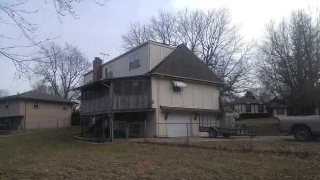 Building Photo - Corner Lot, Fenced yard, Large Master Suite