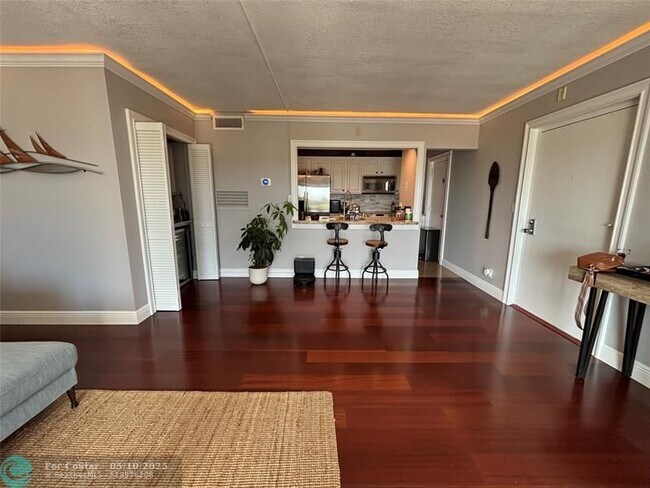 Building Photo - 900 River Reach Dr