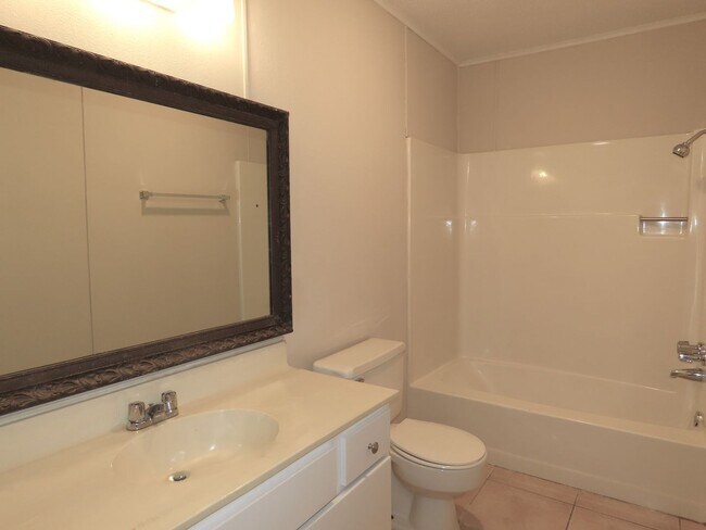 Building Photo - South Tyler! Spacious 3 Bedroom, 2 Bath Du...