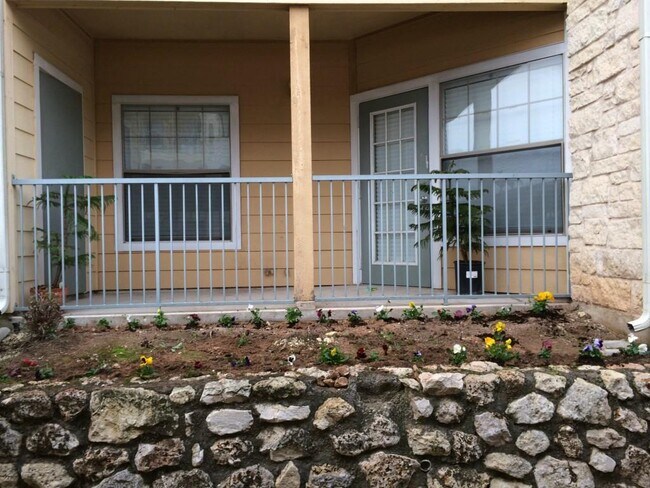 Building Photo - 2320 Gracy Farms Ln