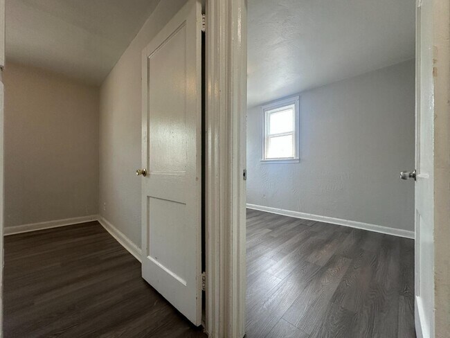 Building Photo - 1033 Fanshawe St