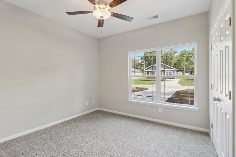 Building Photo - 842 E 8th St