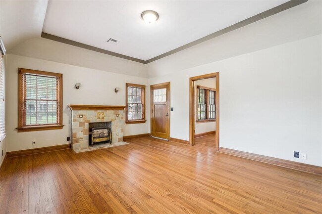 Building Photo - 308 E 5th St