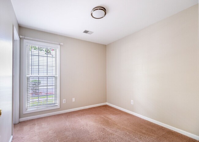 Building Photo - 1561 Glen Erin Dr