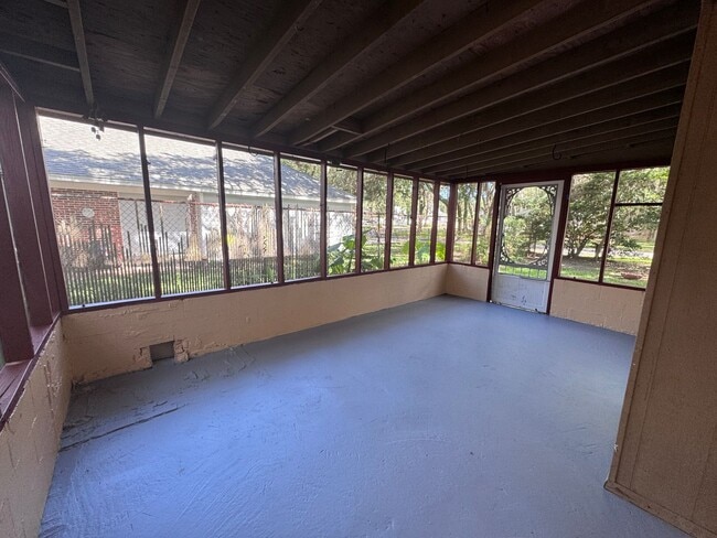 Building Photo - Island Charm on the North End – 5 Minutes to the Beach & Historic Downtown!