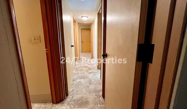 Building Photo - Spacious 4BD I 2BA Home w/ Separate Living...